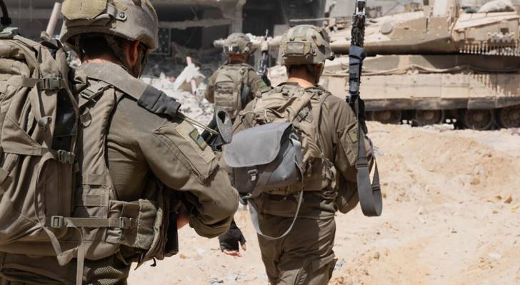 جيش الاحتلال يقر بإصابة ضابط بطلقات نارية قرب "الخط الأصفر" في قطاع غزة
