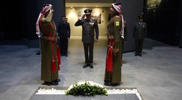 رئيس أركان مصر يزور "صرح الشهيد" في عمان.. ويضع إكليلا من الزهور