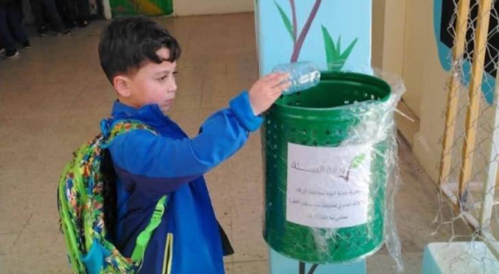 توزيع 600 حاوية وسلة لفرز النفايات في الزرقاء
