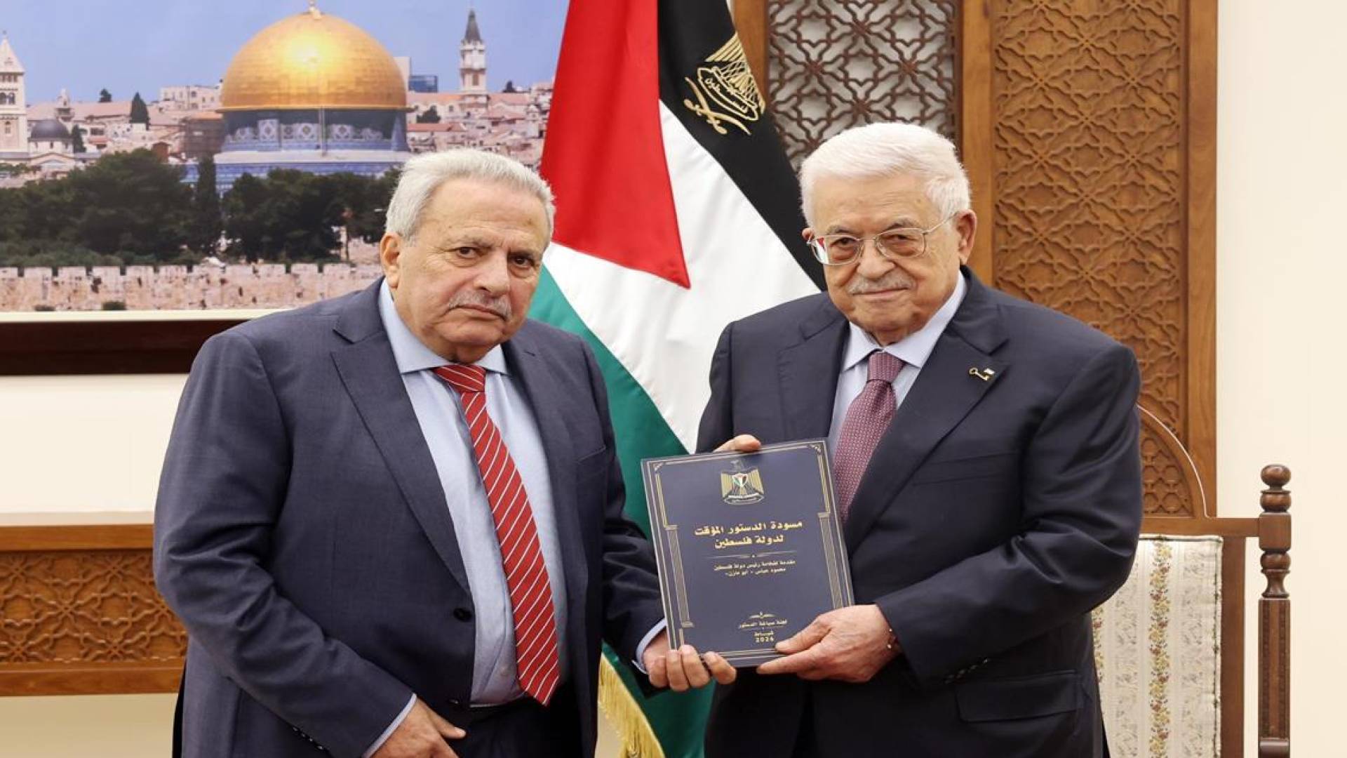 "عام الديمقراطية" وانتقال نحو "الدولة".. عباس يتسلم مسودة الدستور المؤقت لفلسطين