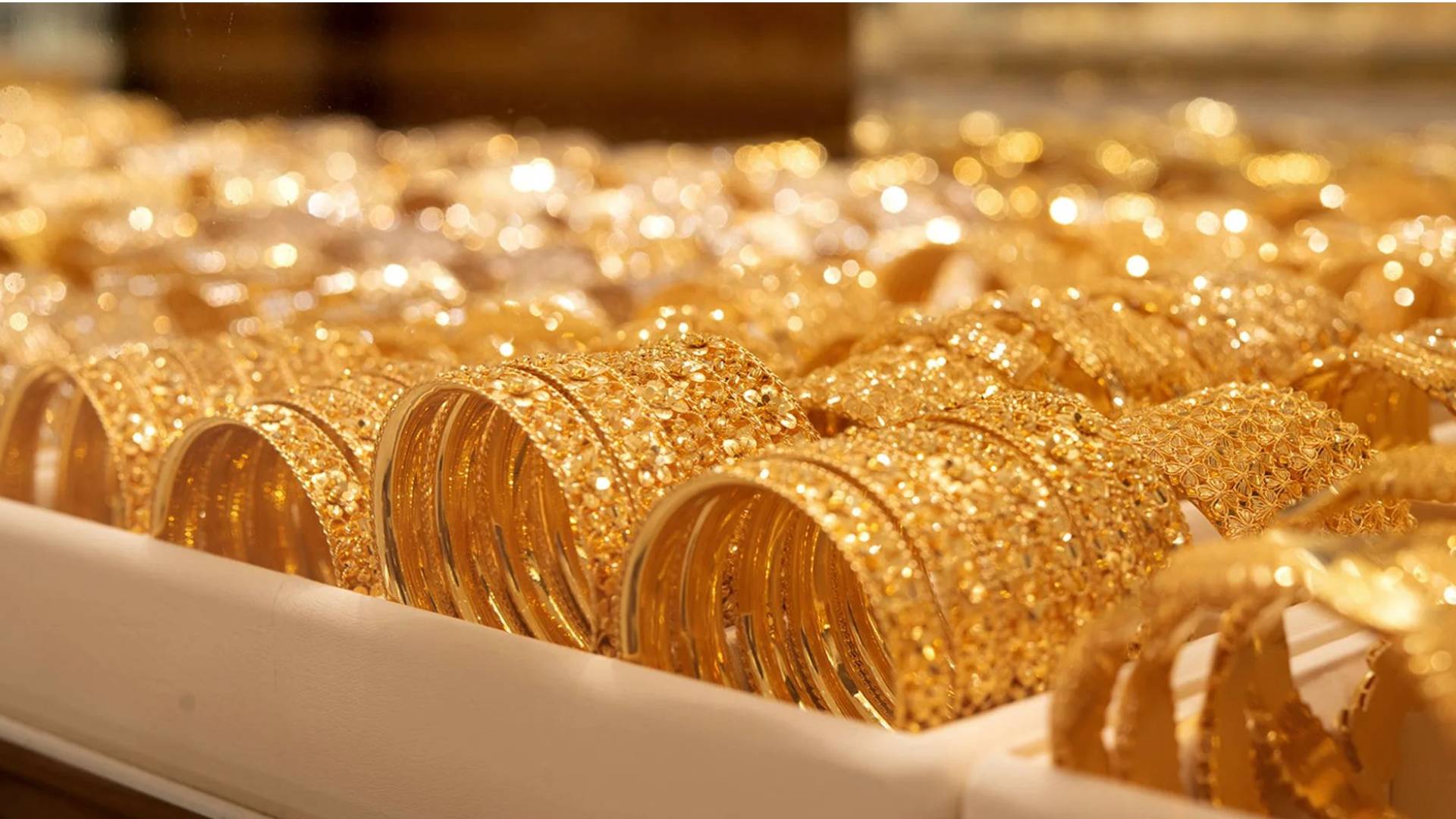 عيار 21 يتصدر الطلب.. ويسجل 56.20 ريالا في مسقط