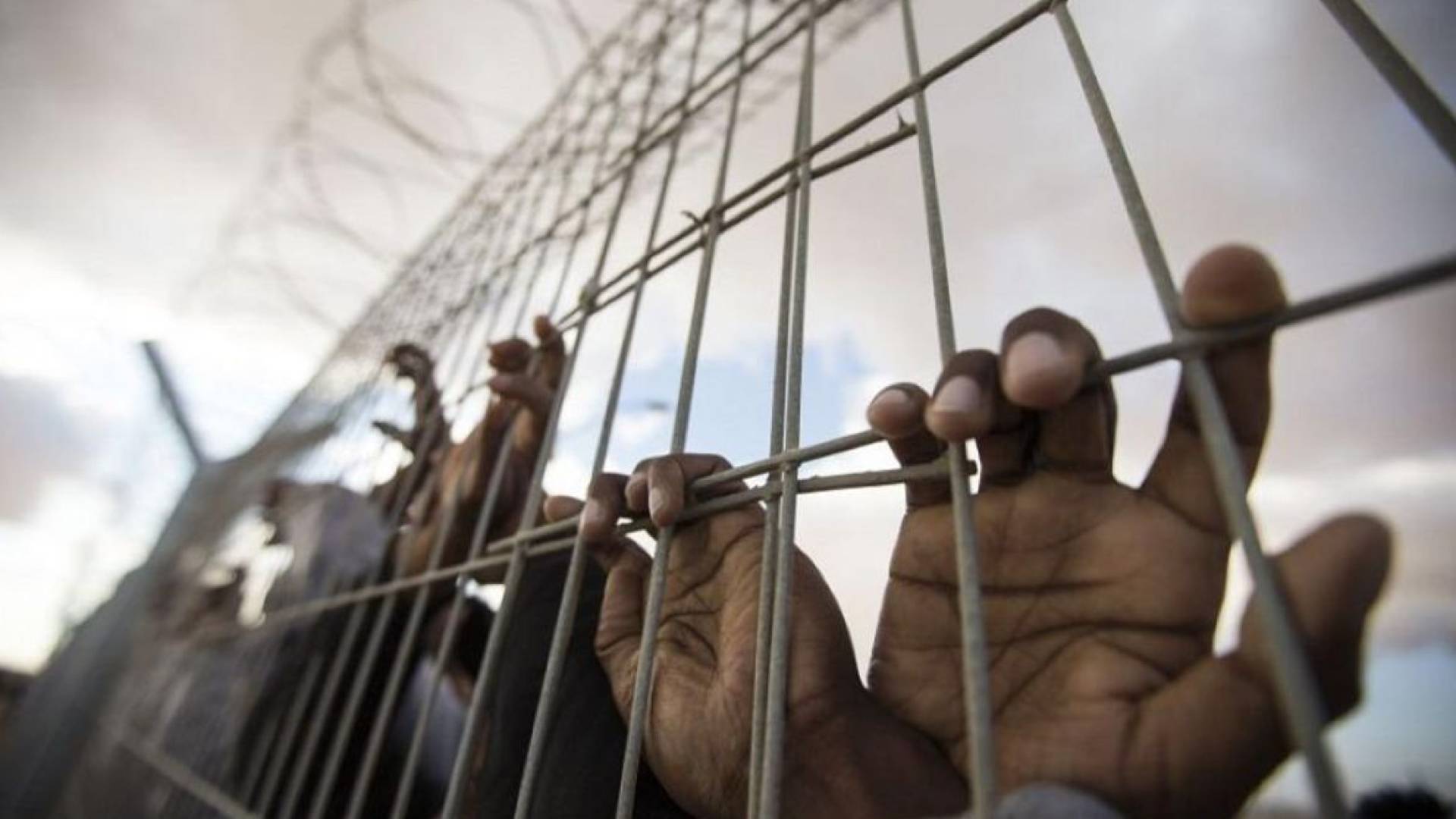 فلسطيني معتقل داخل قاعدة عسكرية "إسرائيلية" يتحرر من أصفادة ويهاجم مجندة