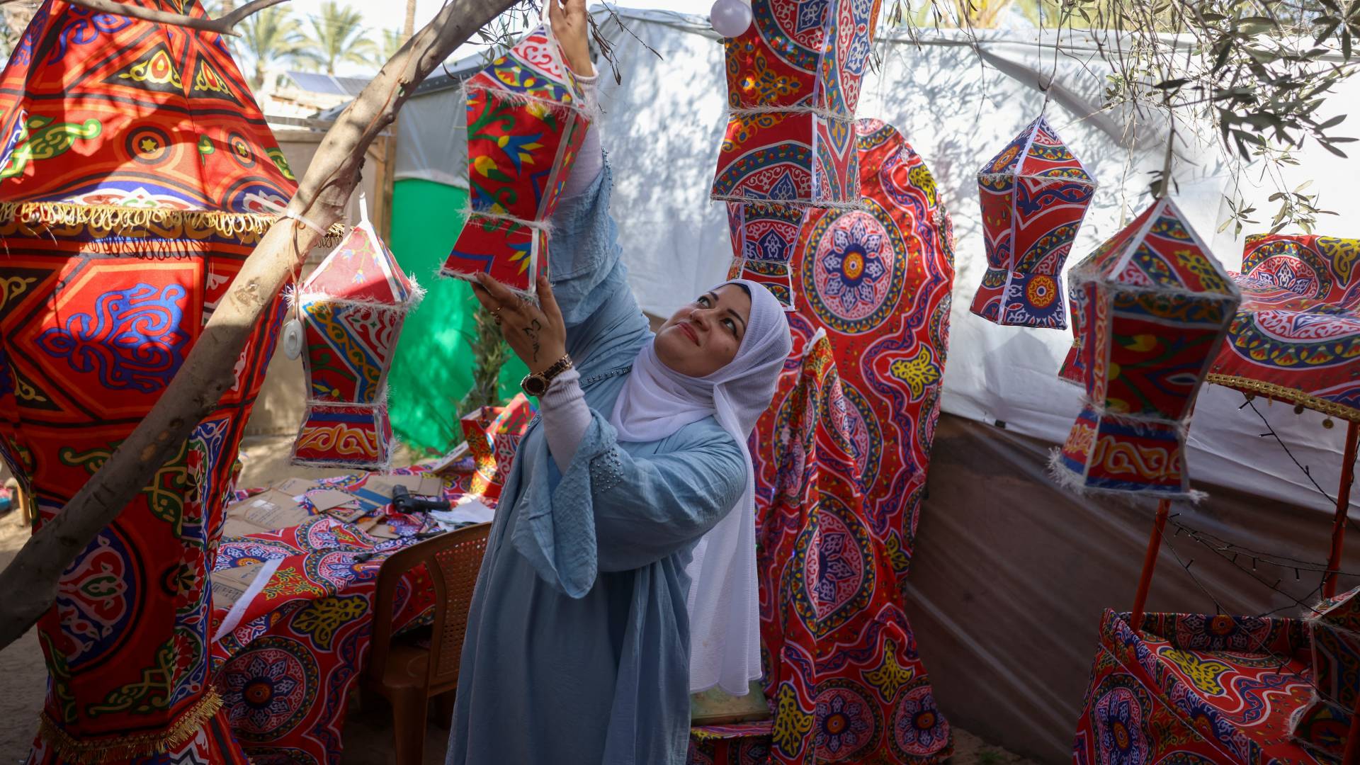 "فوانيس" من كرتون المعونات.. "ريحان" تصنع بهجة رمضان في غزة