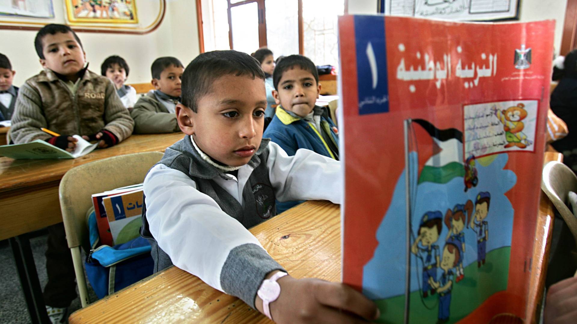 "تعديلات المناهج".. جدل يضرب عصب "الهوية الفلسطينية" والوزارة تتهم "الأسرلة"