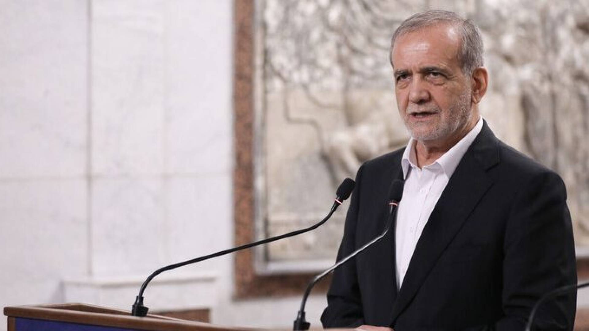 "لغة الاحترام لا القوة".. بزشكيان يكشف كواليس "مفاوضات مسقط" ويرسم خارطة الحوار مع واشنطن