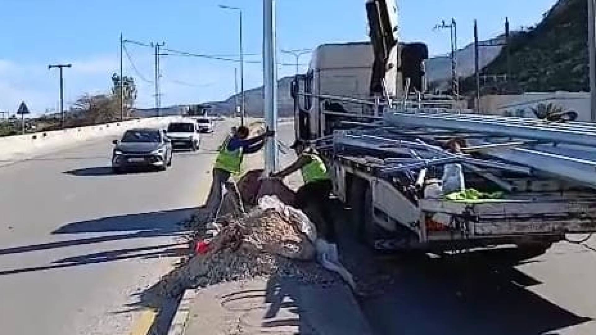 الأشغال تطلق حملة ميدانية لتركيب وتأهيل أعمدة الإنارة على الطرق الرئيسية