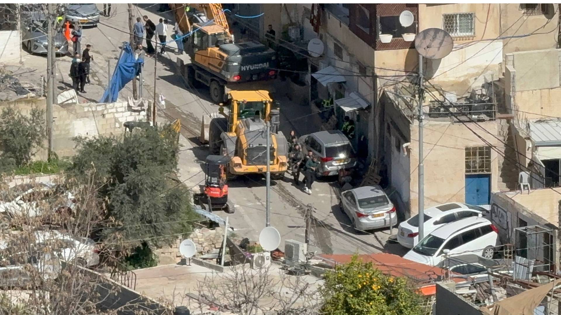 قوات الاحتلال تنفذ هدما واسعا في حي البستان بسلوان ويصيب 4 مقدسيين