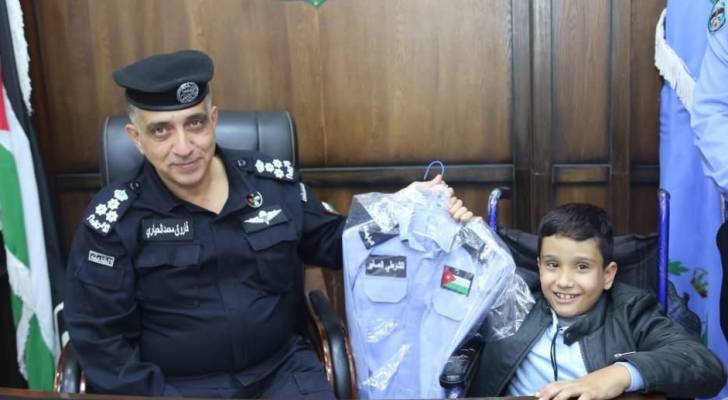 أفراد من الأمن العام واحد الاطفال