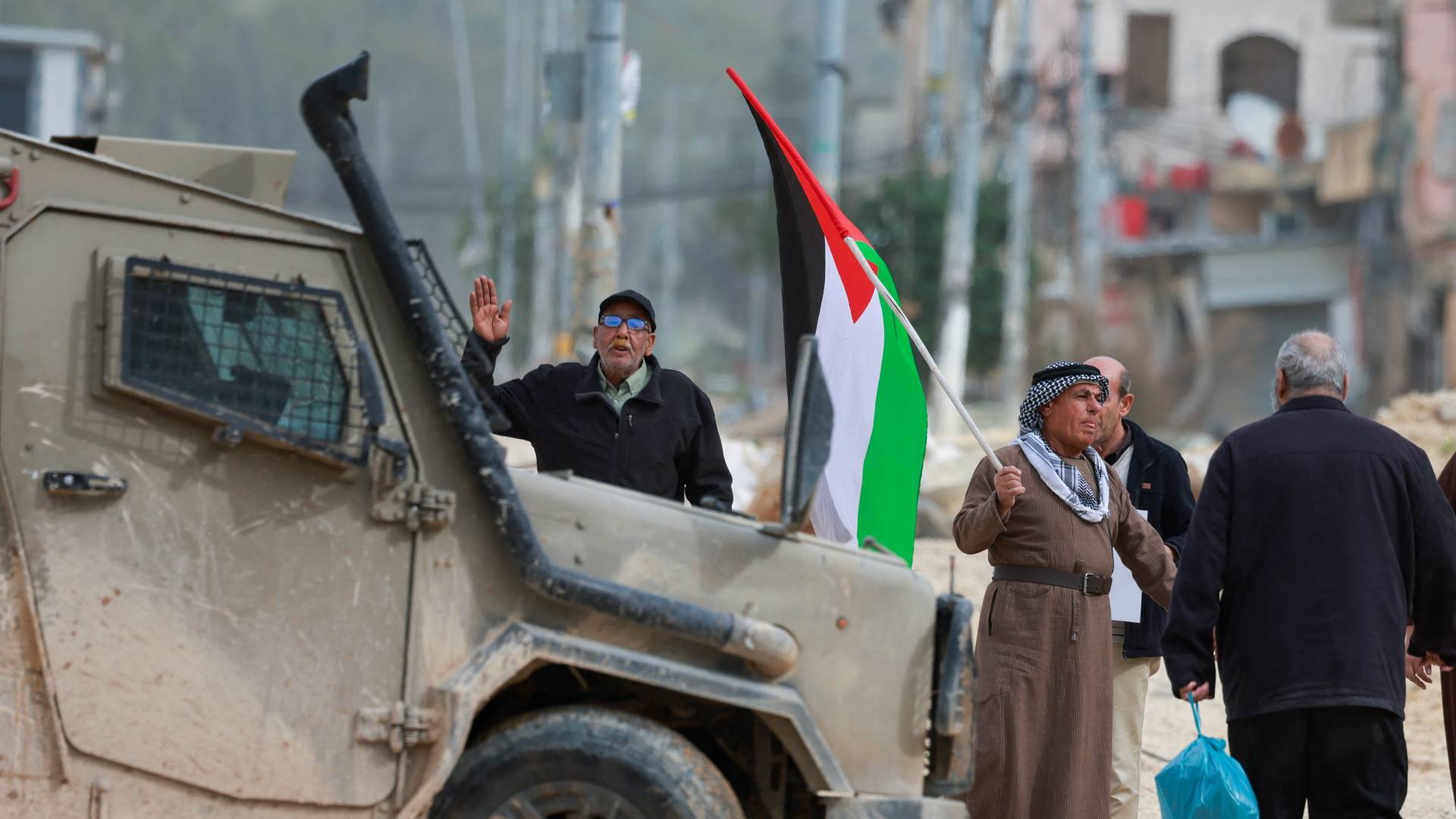 مراسل رؤيا: قوات الاحتلال تقتحم البلدة القديمة في نابلس وسط مواجهات عنيفة