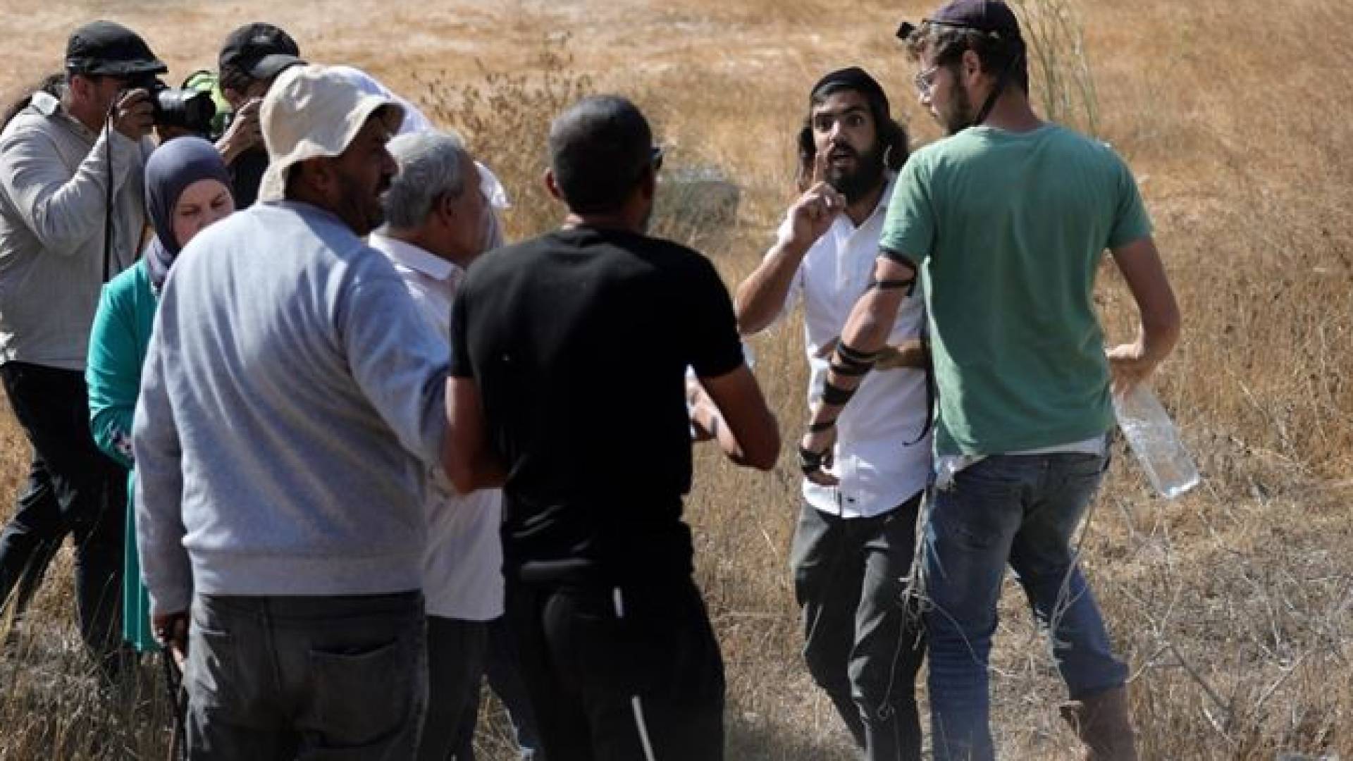 "تهجير قسري" تحت حماية الاحتلال.. مستوطنون يطردون 15 عائلة فلسطينية من مساكنها في أريحا