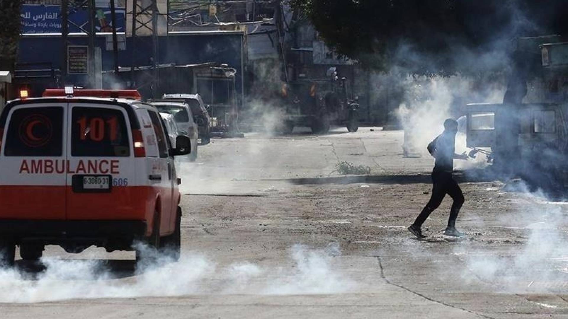 "الغاز" يخنق النساء والأطفال.. إصابات في اقتحام الاحتلال لشمال القدس