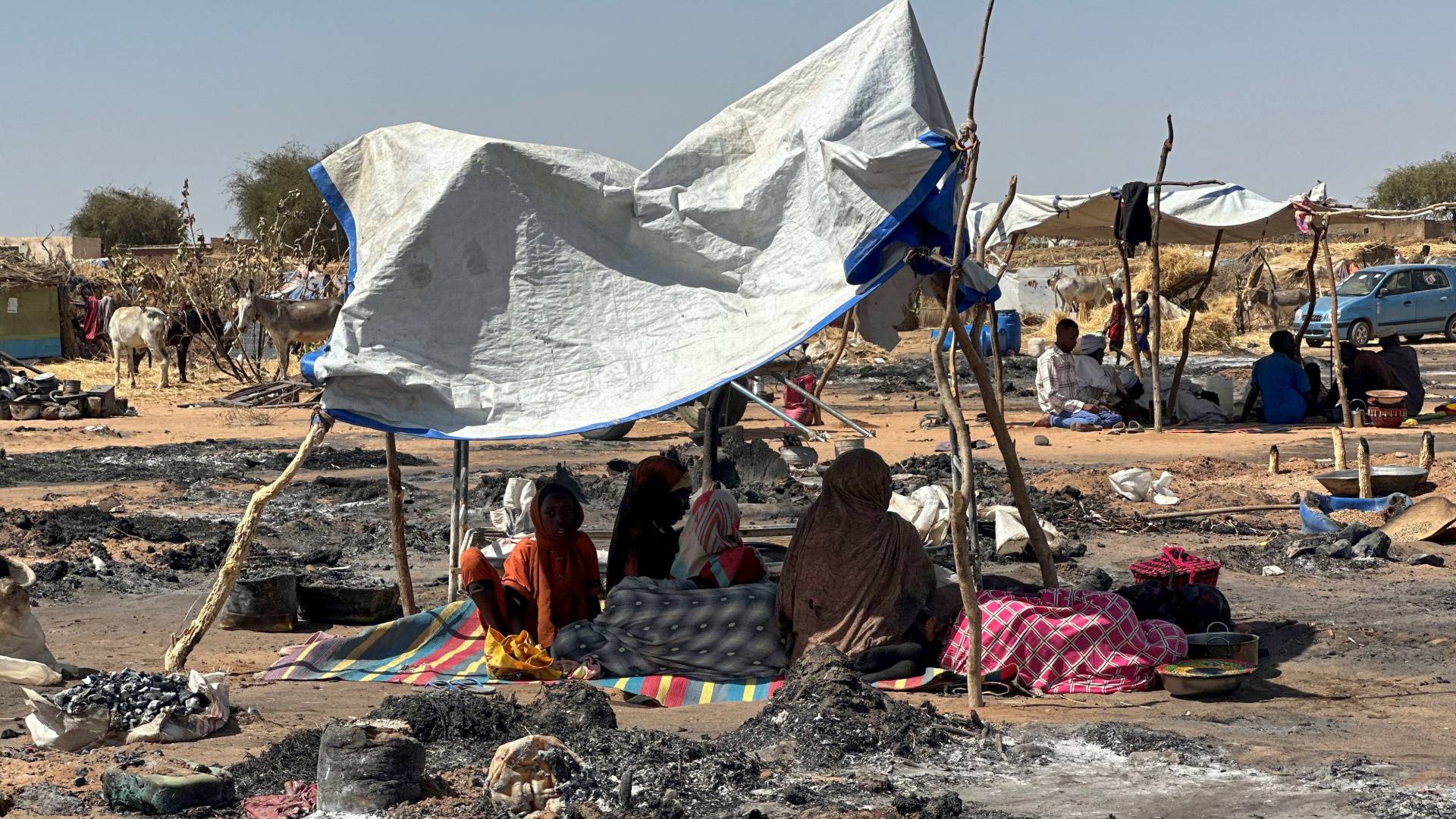 حريق مخيم "العمدة" في دارفور يشرد أكثر من 500 أسرة نازحة.