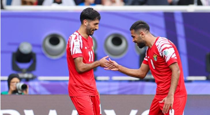 اللاعبان علي علوان و يزن النعيمات