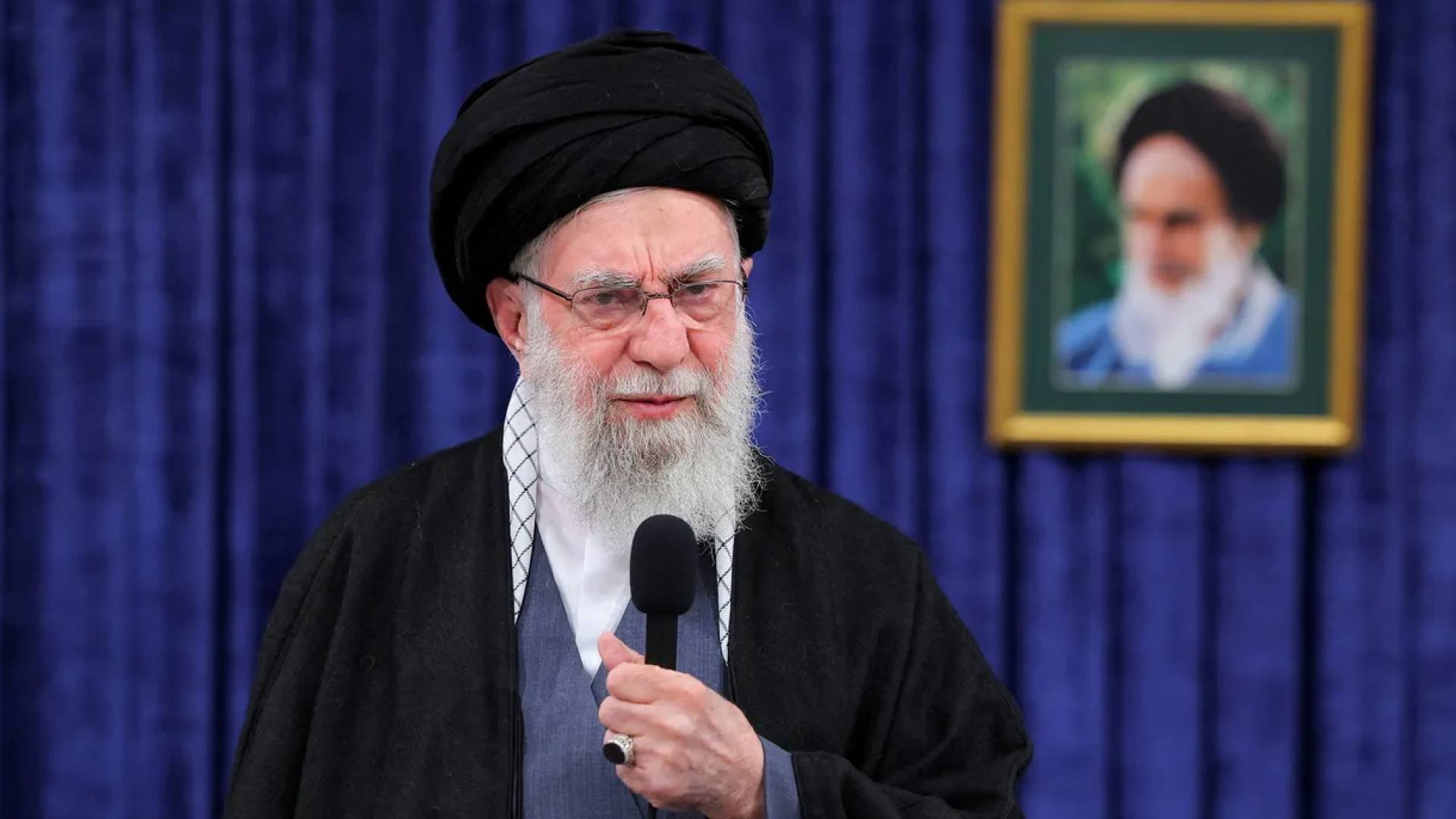 فضيحة إعلامية في طهران: شعارات مناهضة لخامنئي تخترق البث المباشر