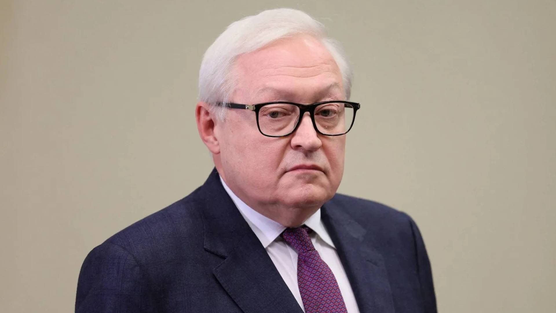 موسكو تكشف تفاصيل الحشود الأمريكية ضد طهران.. وريابكوف يحذر من صدام مسلح شامل