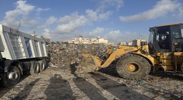 جرافات الأمم المتحدة تزيل النفايات في غزة