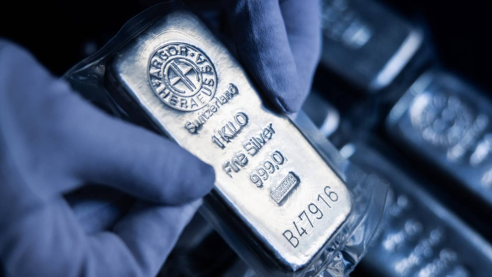 "المعدن الأبيض" يتمرد على الهدوء.. الفضة تخترق حاجز الـ 76 دولارا بقفزة تجاوزت 2%