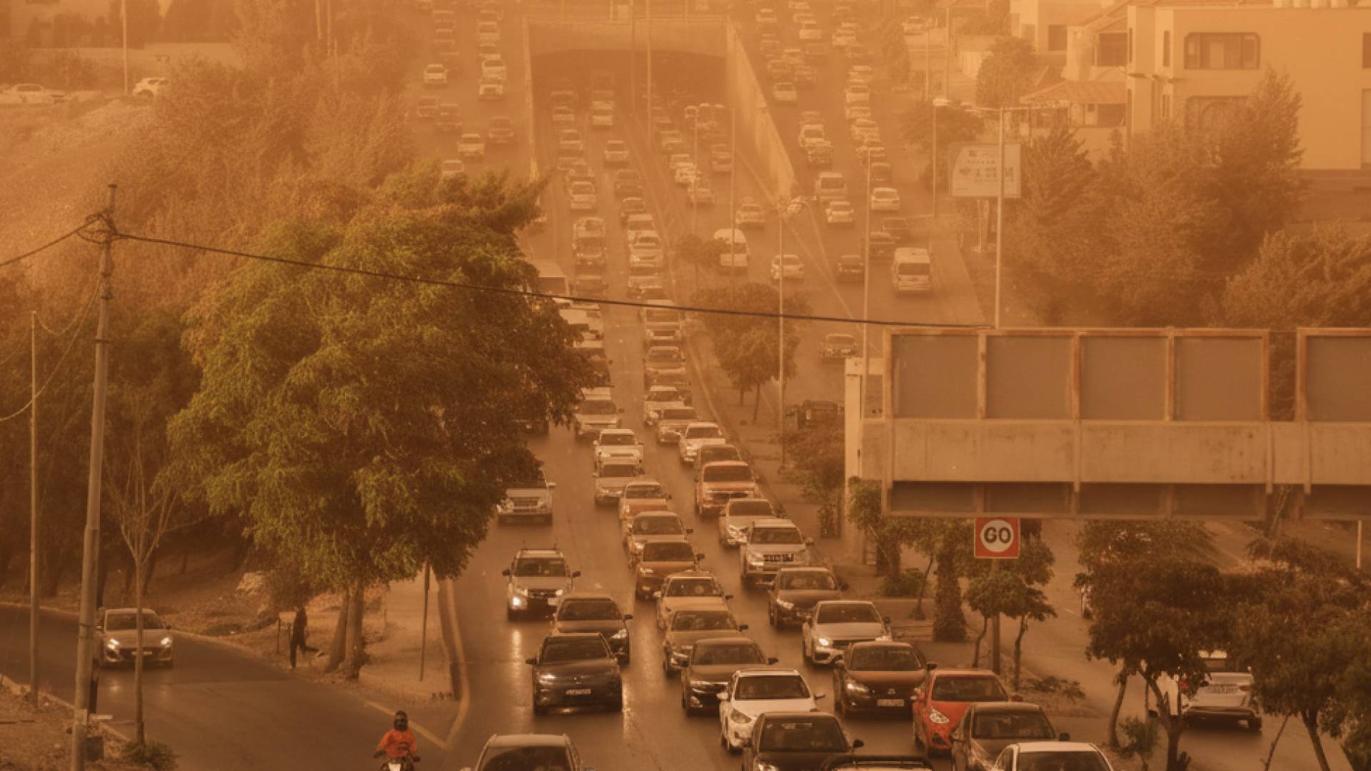 طقس العرب: موجات غبارية كثيفة في طريقها إلى الأردن وتنبيه من تدني مدى الرؤية الأفقية