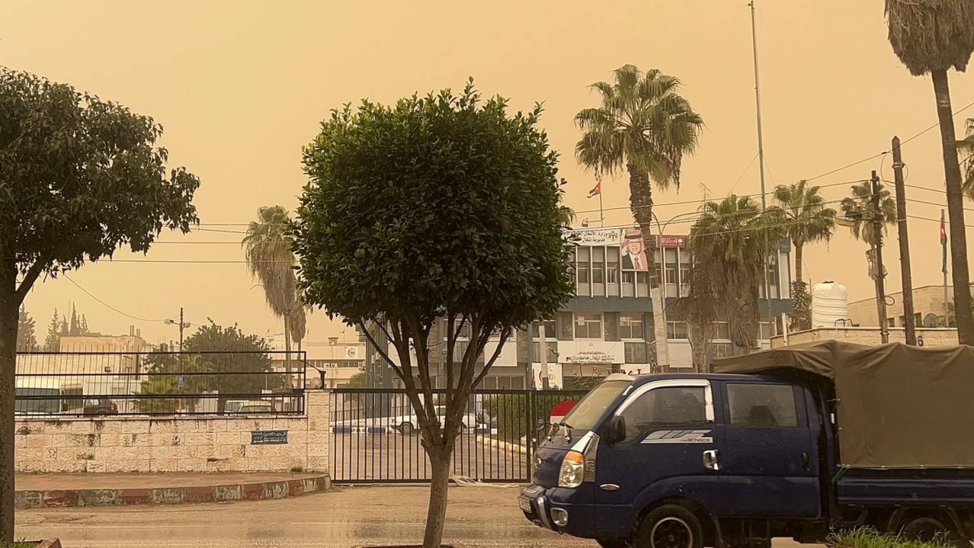 طقس العرب: أجواء غير اعتيادية في الأردن السبت..غبار كثيف وفرص لأمطار طينية