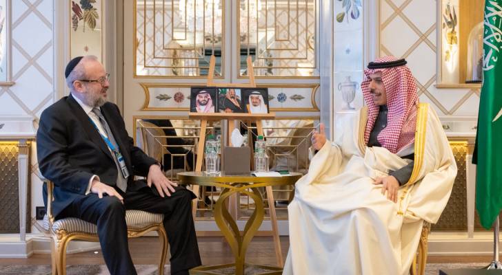 وزير الخارجية السعودي يلتقي المبعوث الأمريكي لمكافحة معاداة السامية يهودا كابلون في ميونخ