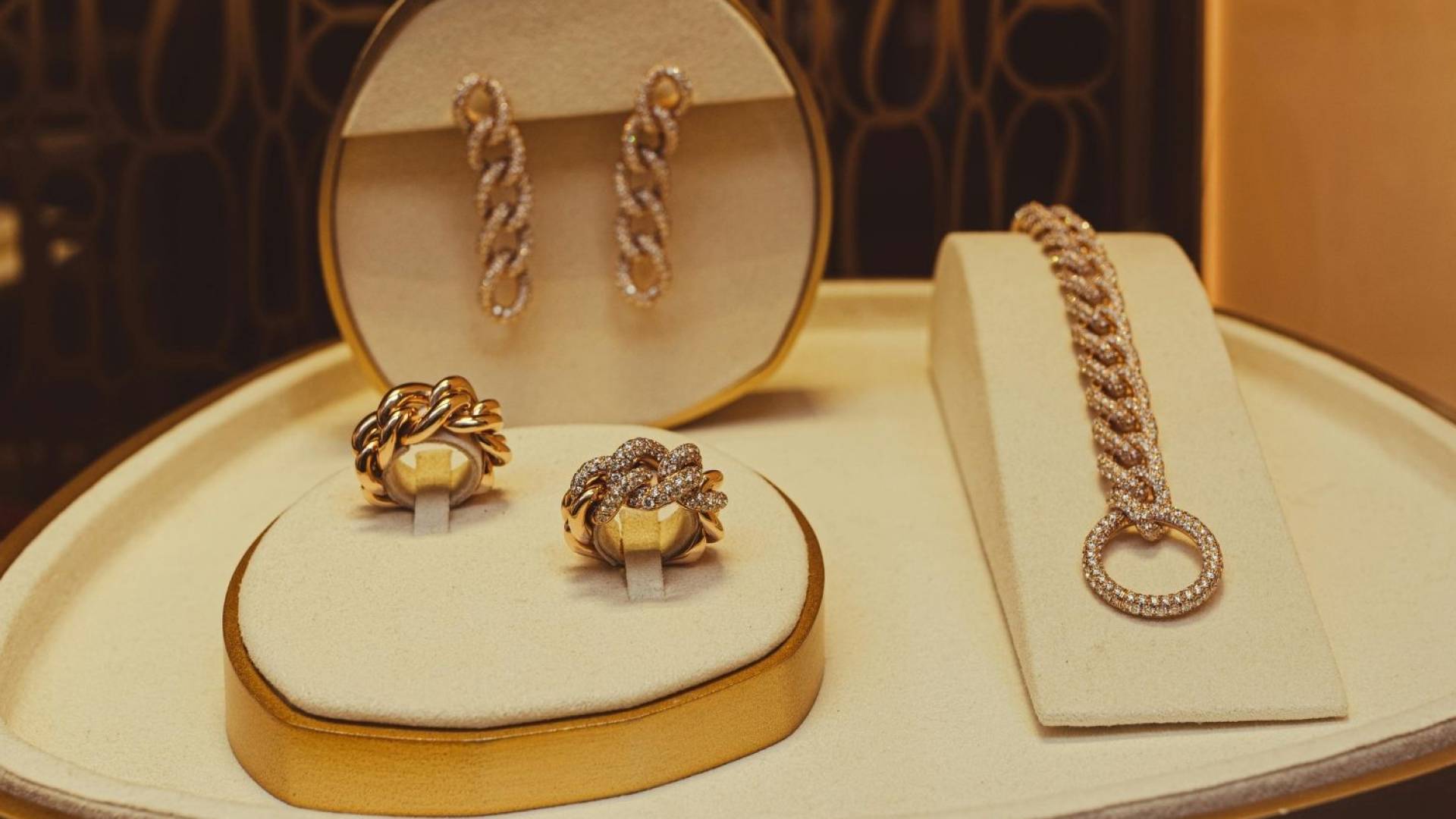 "معركة الأمتار الأخيرة".. هل يصمد حاجز الـ 5000 دولار أمام جنون الذهب؟