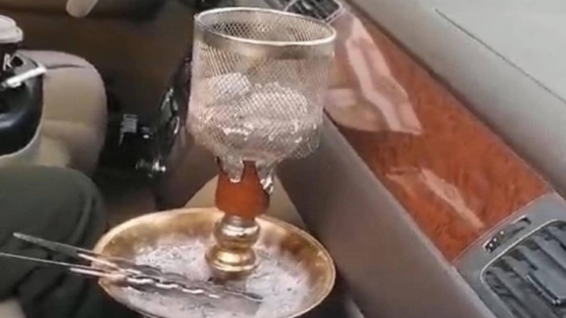 "إدارة السير" تضبط سائقا يدخن "الأرجيلة" أثناء القيادة وتحيله للأمن