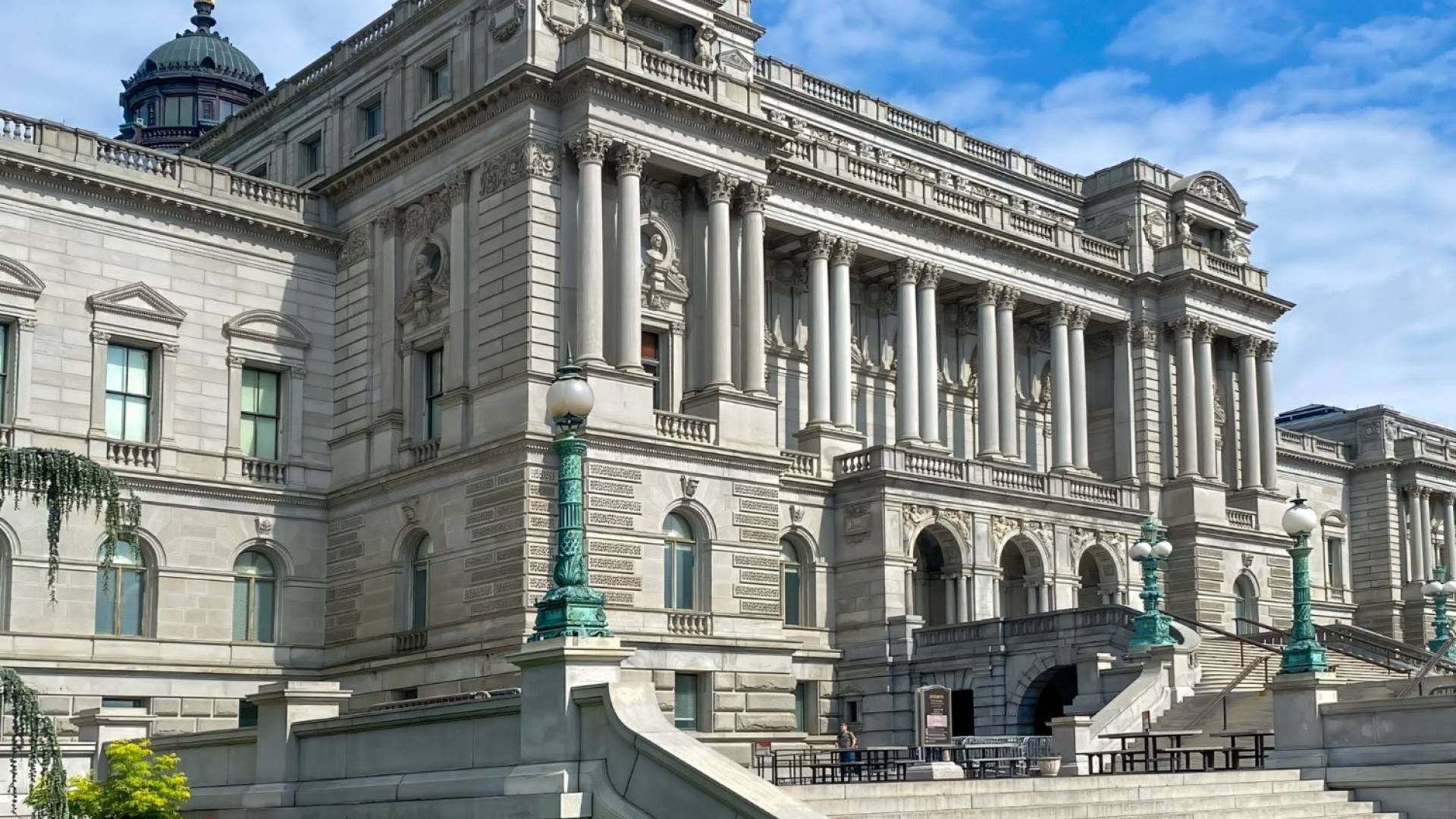 انقسام داخل الفيدرالي الأمريكي: صراع "دعم النمو" و"كبح التضخم" يهيمن على المشهد