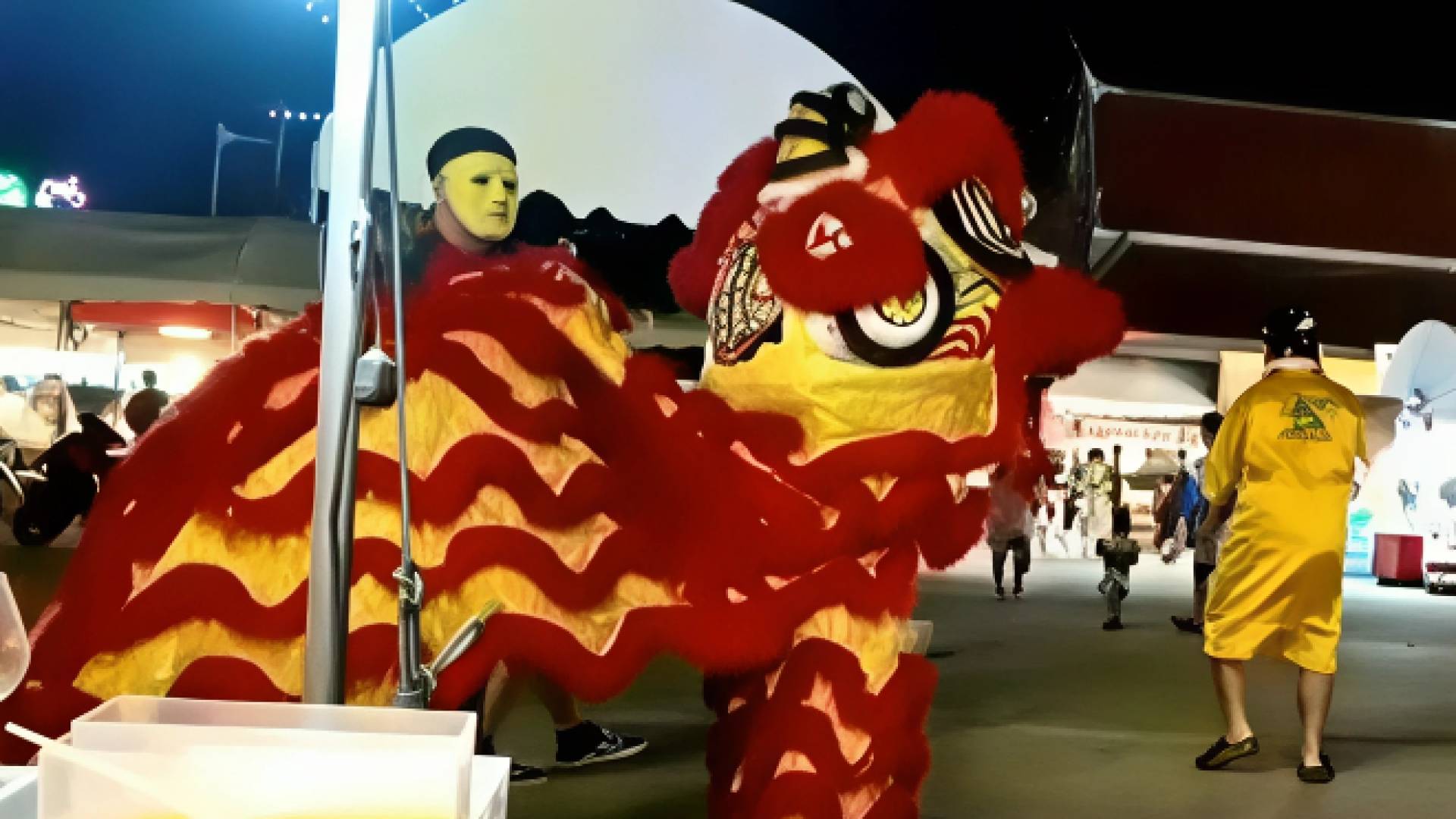 "في زي رقصة الأسد".. كمين أمني مبتكر يوقع بسارق آثار في تايلاند.. فيديو