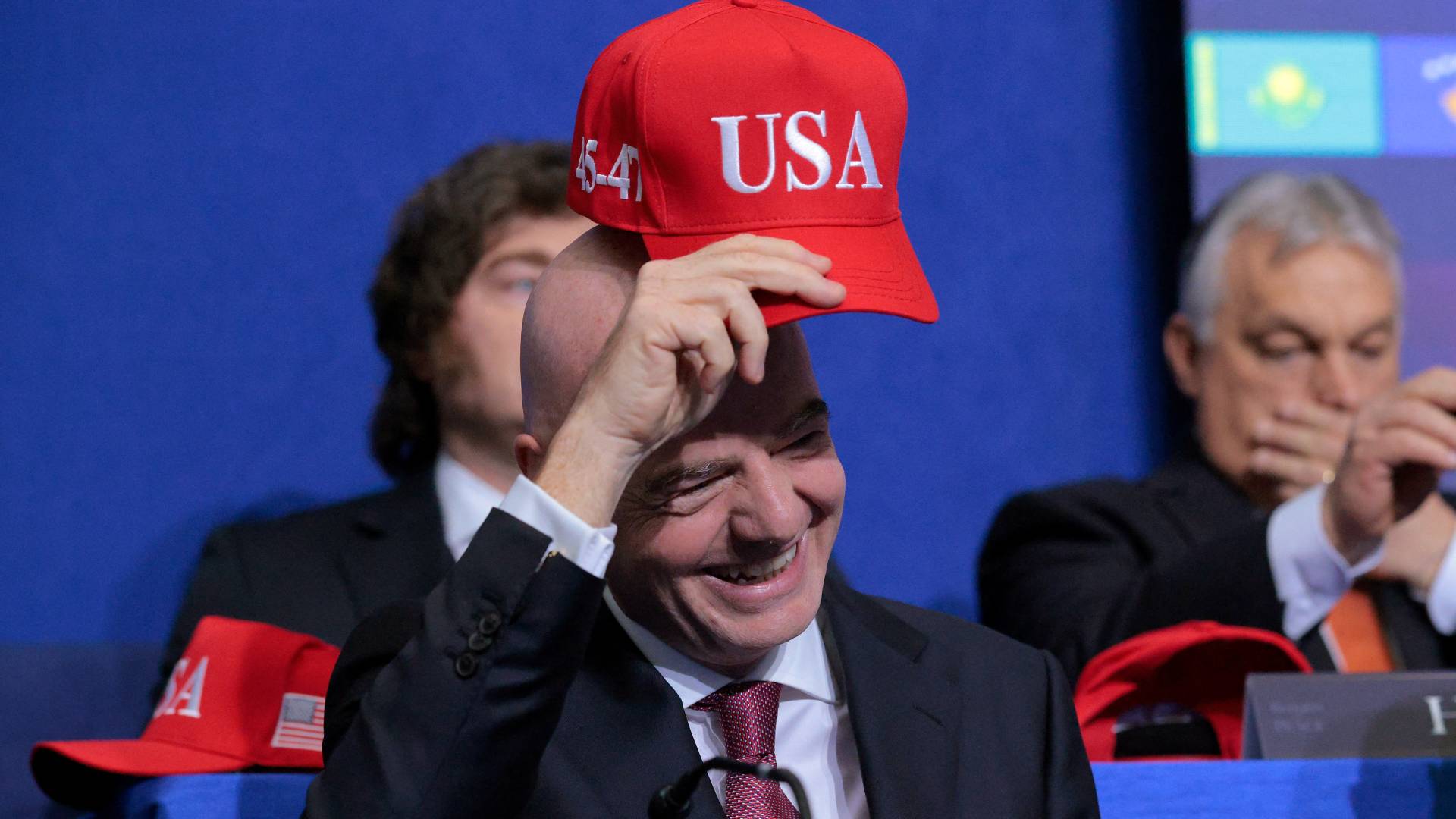 إنفانتينو بـ "قبعة ترمب" في واشنطن.. هل سقط قناع الحياد الرياضي أمام دبلوماسية "الملاعب"؟