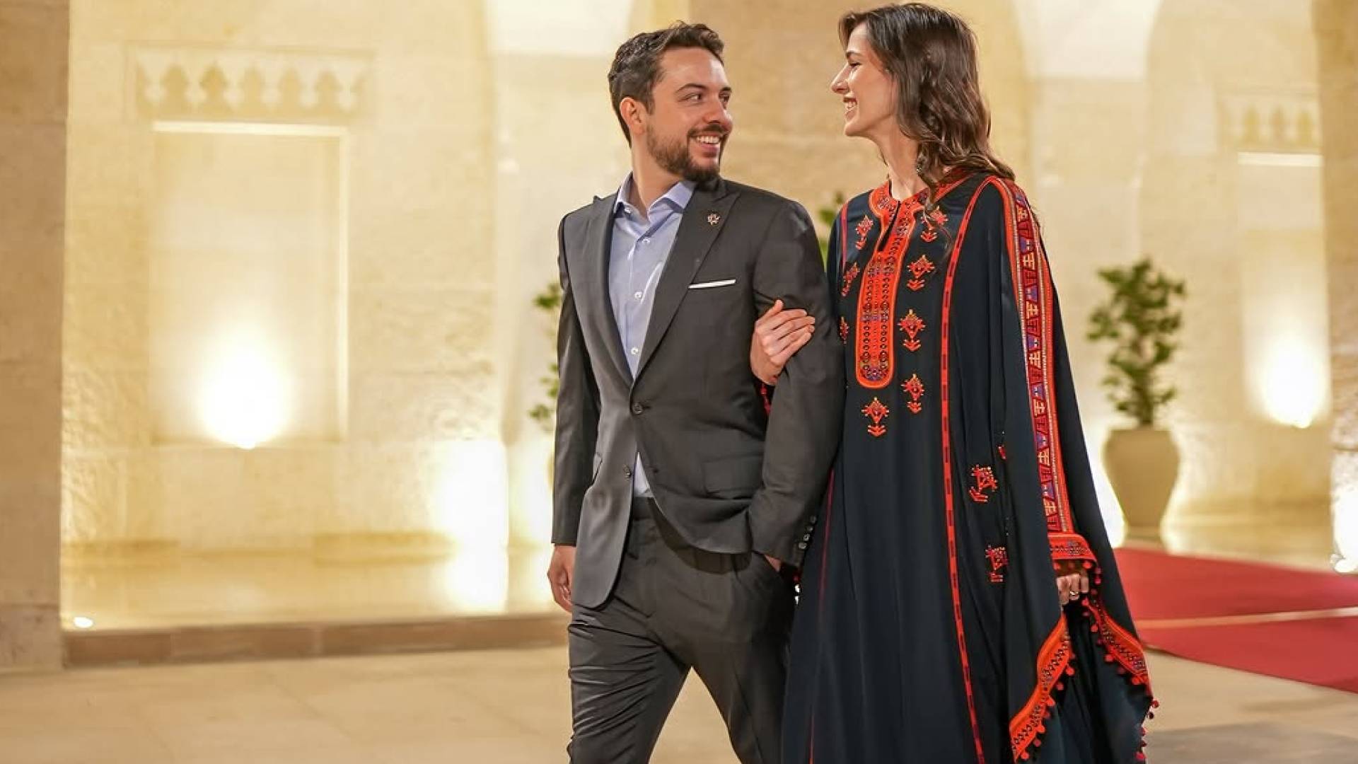 ولي العهد ينشر عبر "إنستغرام "صورة برفقة الأميرة رجوة خلال إفطار مع العائلة