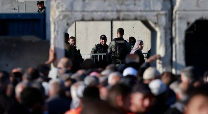 قيود الاحتلال عند معبر قلنديا بالضفة الغربية تعيق وصول الفلسطينيين إلى القدس لأداء الجمعة الأولى من رمضان