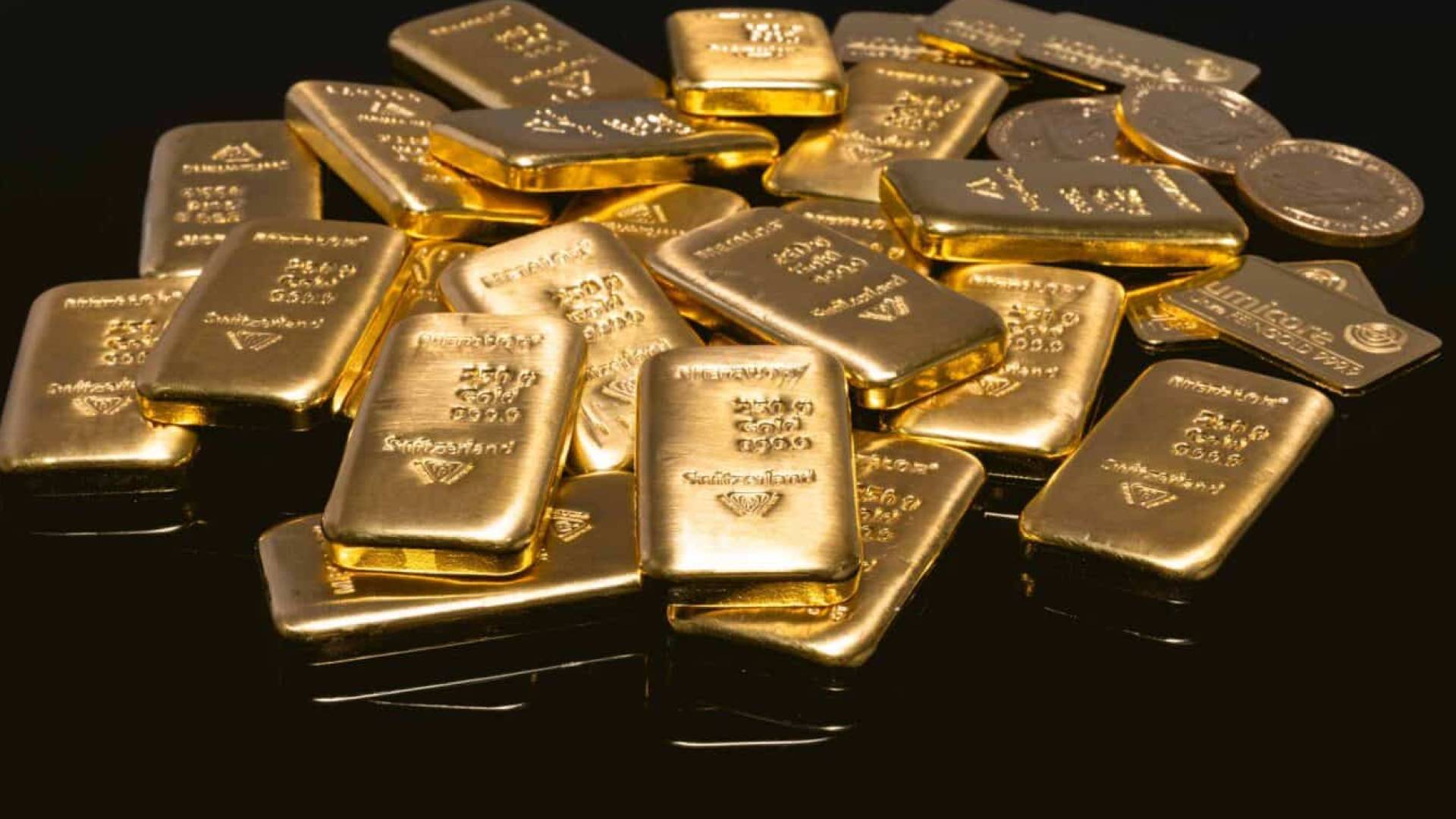 الذهب يفتتح تداولات الأسبوع بقفزة صاروخية ويقترب من حاجز الـ 5,200 دولار