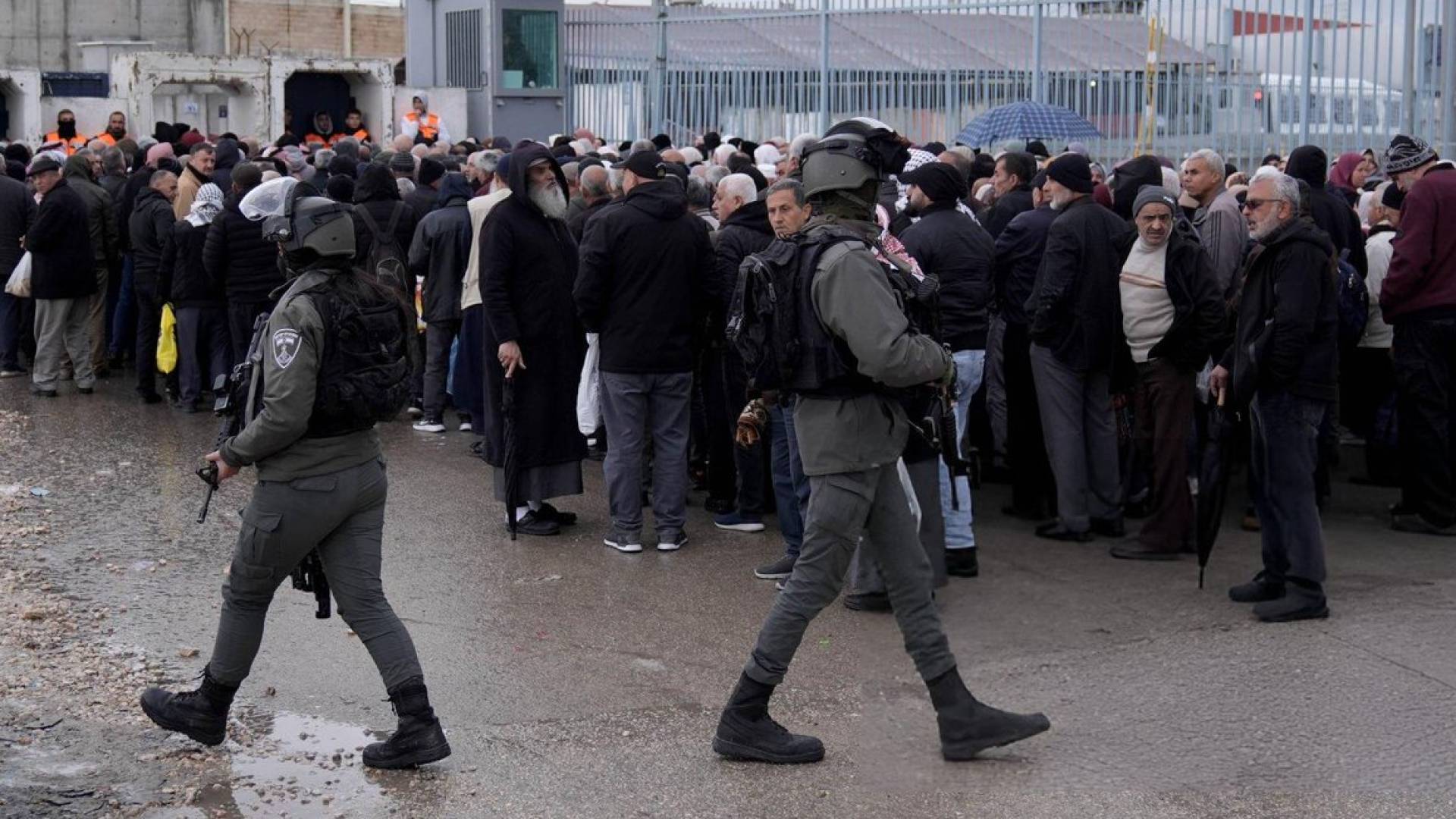 قيود "إسرائيلية" تعيق وصول آلاف الفلسطينيين إلى المسجد الأقصى في الجمعة الثانية من رمضان