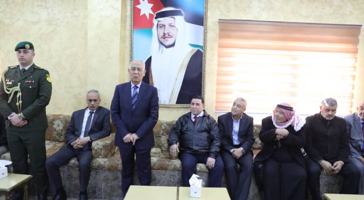 رئيس الديوان الملكي يقدم واجب العزاء إلى عشيرة الطعاني بوفاة العميد المتقاعد أحمد جمعة الطعاني