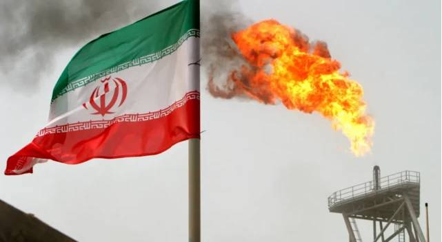 علم ايران و حقل نفط
