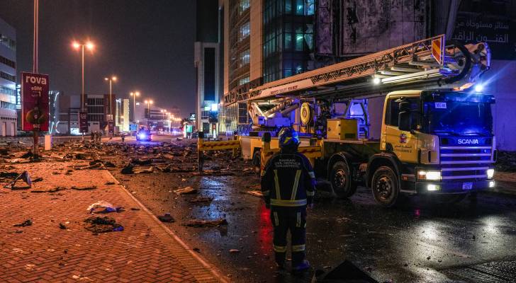 رجال الطوارئ يخمدون حريقا في مبنى بعد غارة إيرانية على العاصمة المنامة