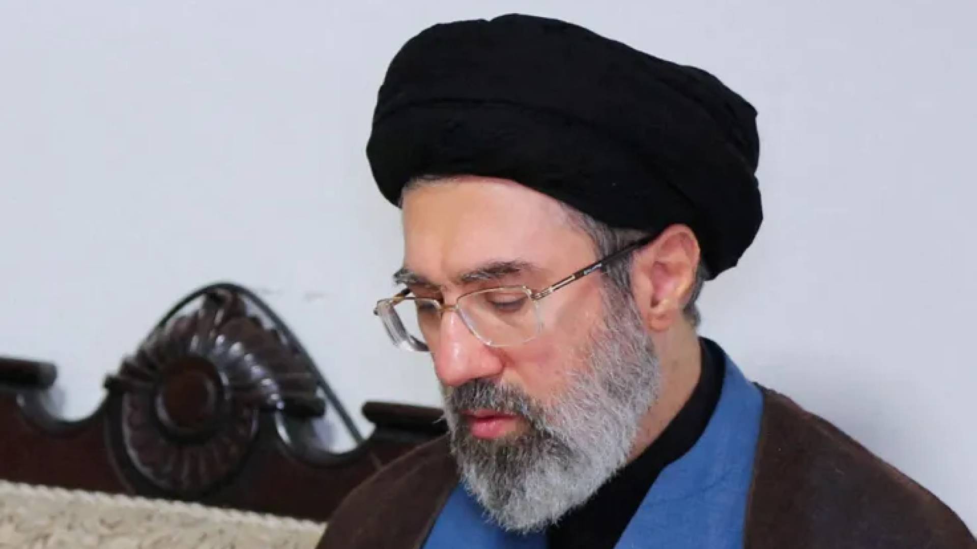 في لحظة عسكرية حرجة.. كيف اعتلى مجتبى خامنئي قمة السلطة بإيران؟