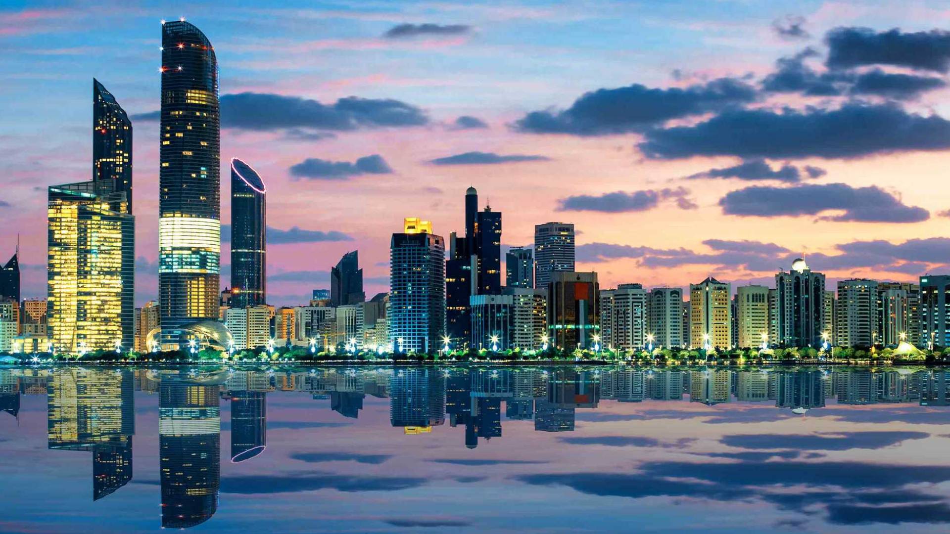 مكتب أبوظبي الإعلامي: إصابة شخصين بسقوط شظايا اعتراضات جوية