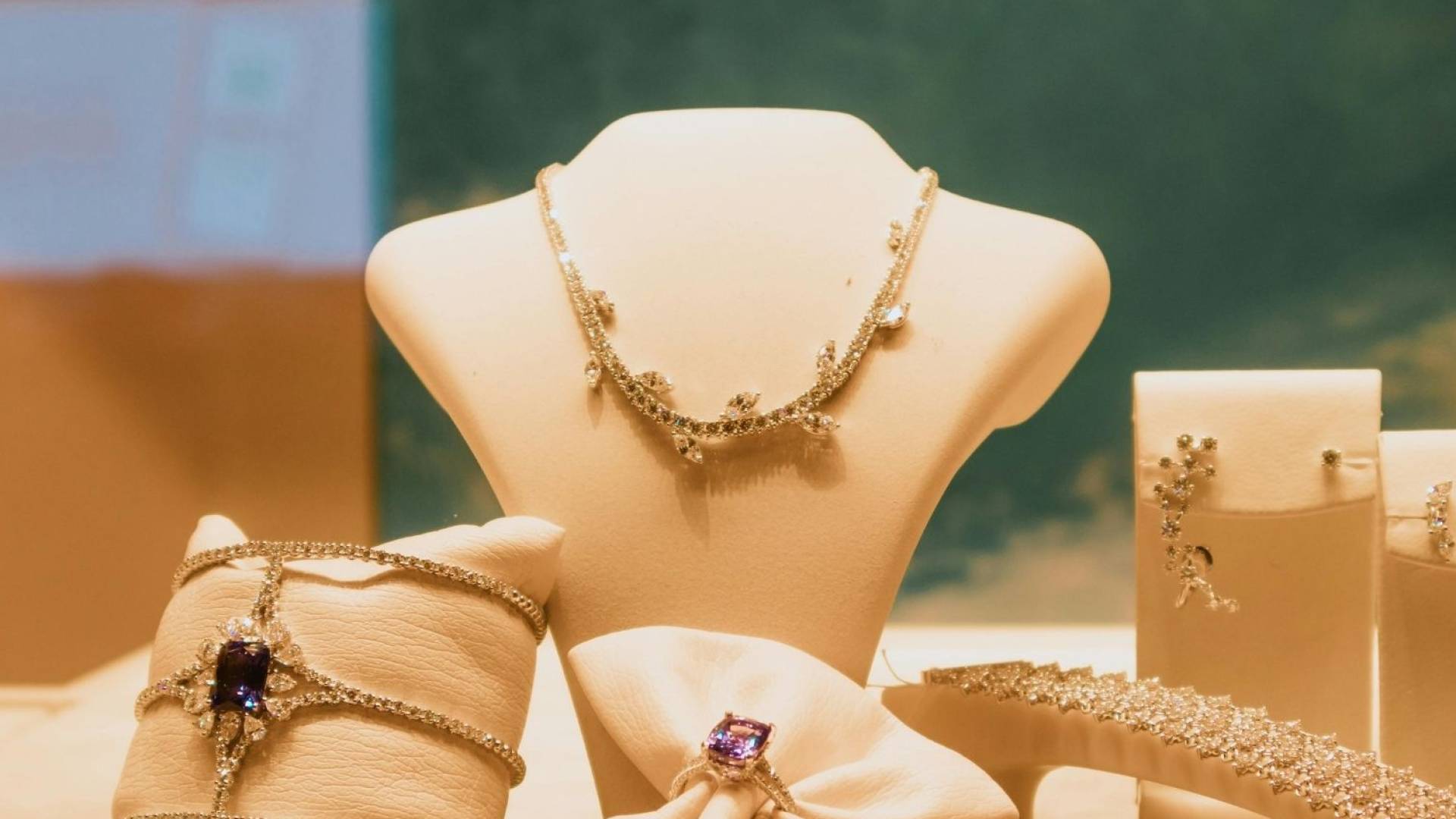 تعرف إلى أسعار الذهب والليرات الرشادي والإنجليزي في الأردن الأحد