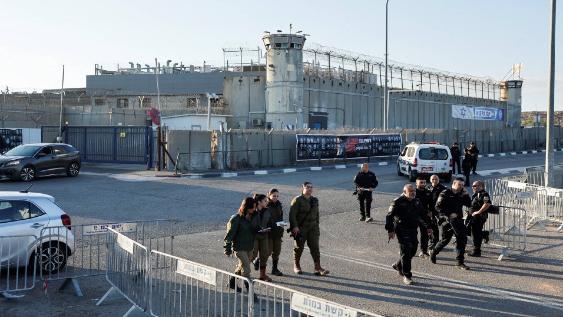 مراسل "رؤيا": الإفراج عن مجموعة من الأسرى "الأشبال" من معتقل "عوفر" غرب رام الله