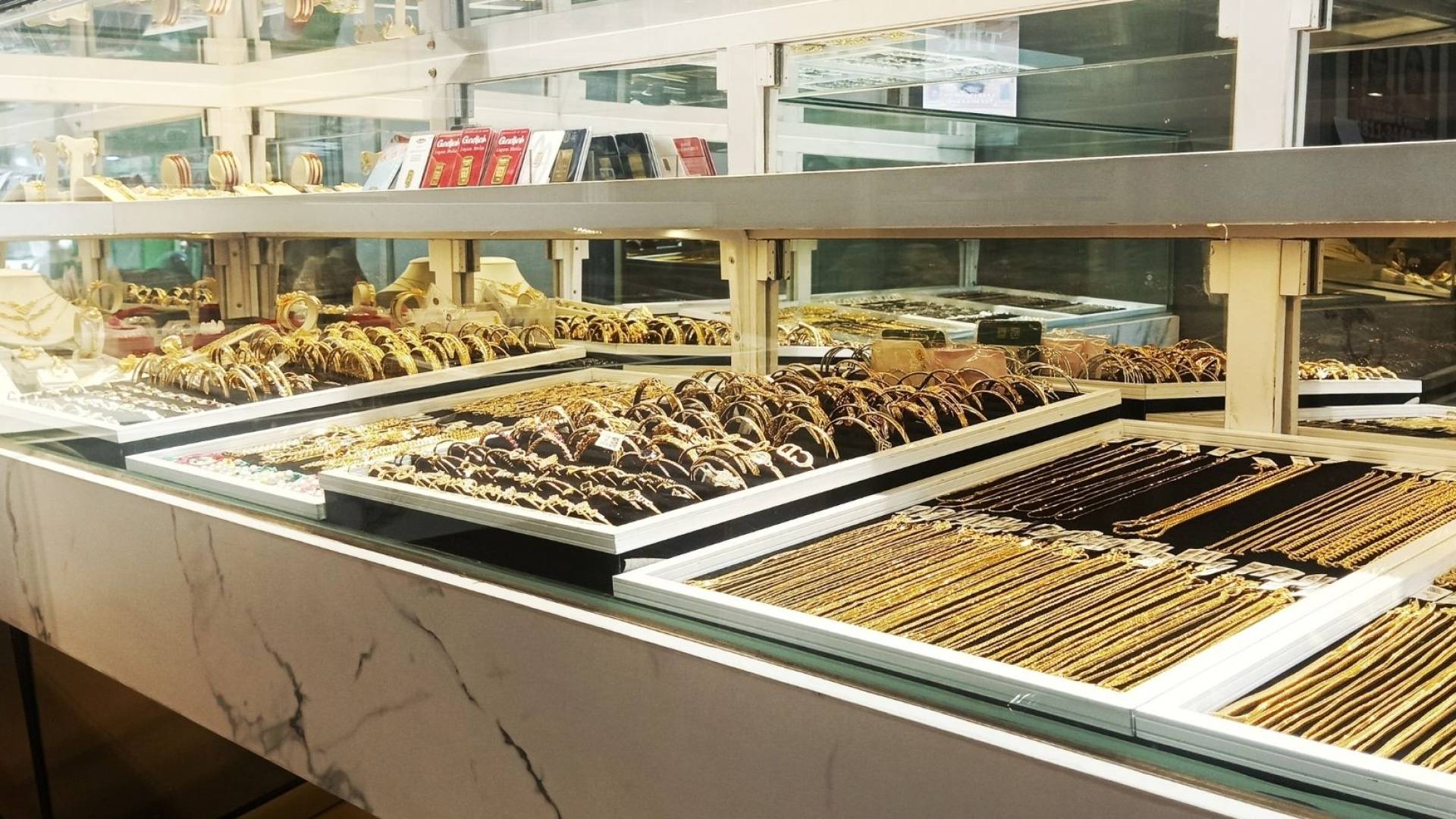 أسعار الذهب تتمركز فوق حاجز الـ 5000 دولار رغم التراجع الطفيف في التداولات