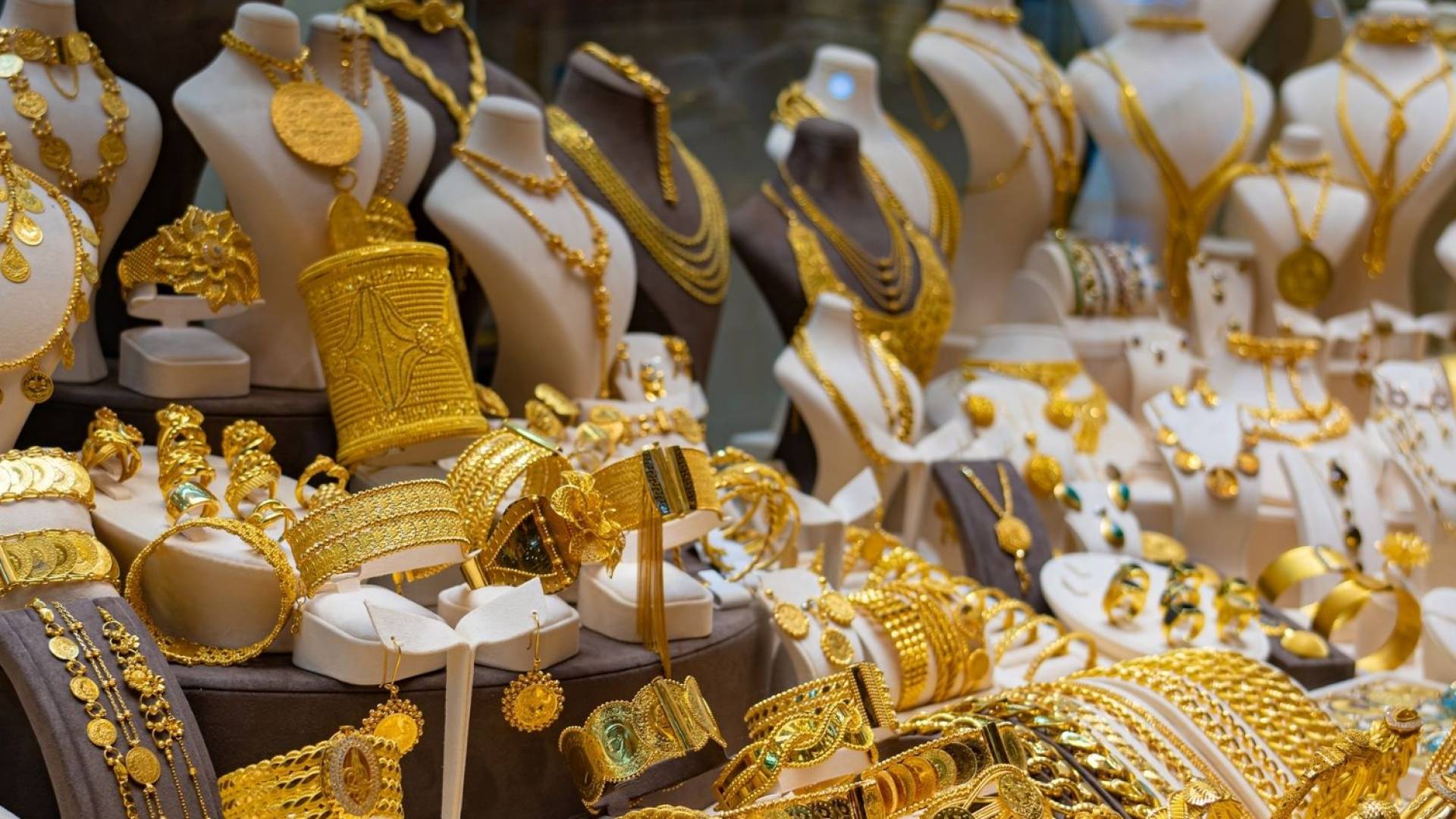 انخفاض أسعار الذهب والليرات الرشادي والإنجليزي في الأردن الاثنين