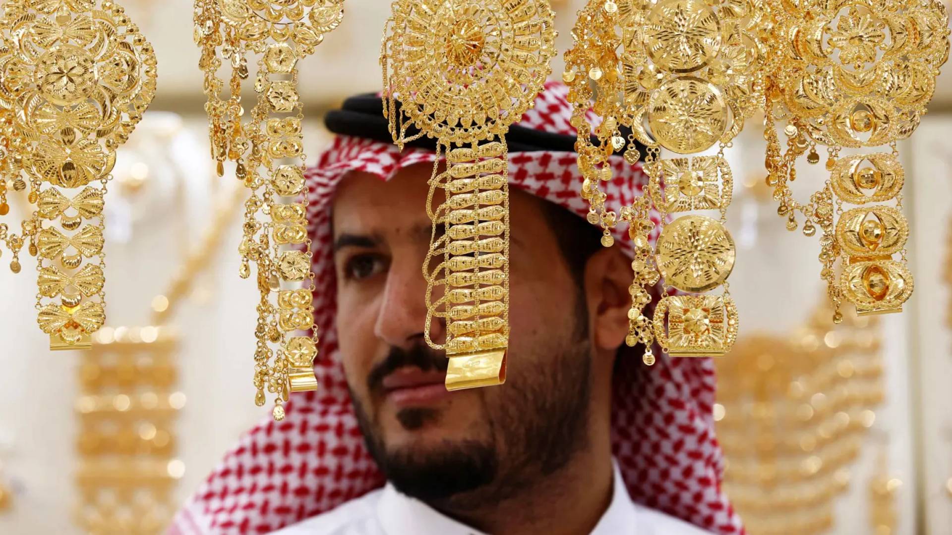 أسعار الذهب بالسعودية: عيار 21 يستقر عند 528.90 ريالا وسط تراجع طفيف