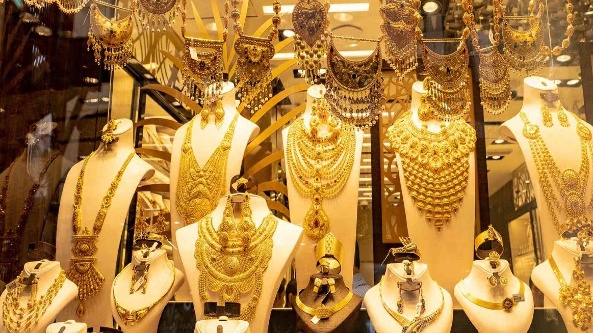 استقرار حذر في أسواق الذهب الإماراتية.. وعيار 24 يحافظ على مستوى 591 درهما