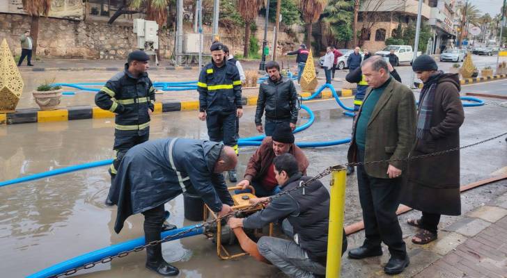 "رئيس لجنة بلدية جرش" يقود متابعة ميدانية لأعمال تصريف المياه في منطقة القيروان