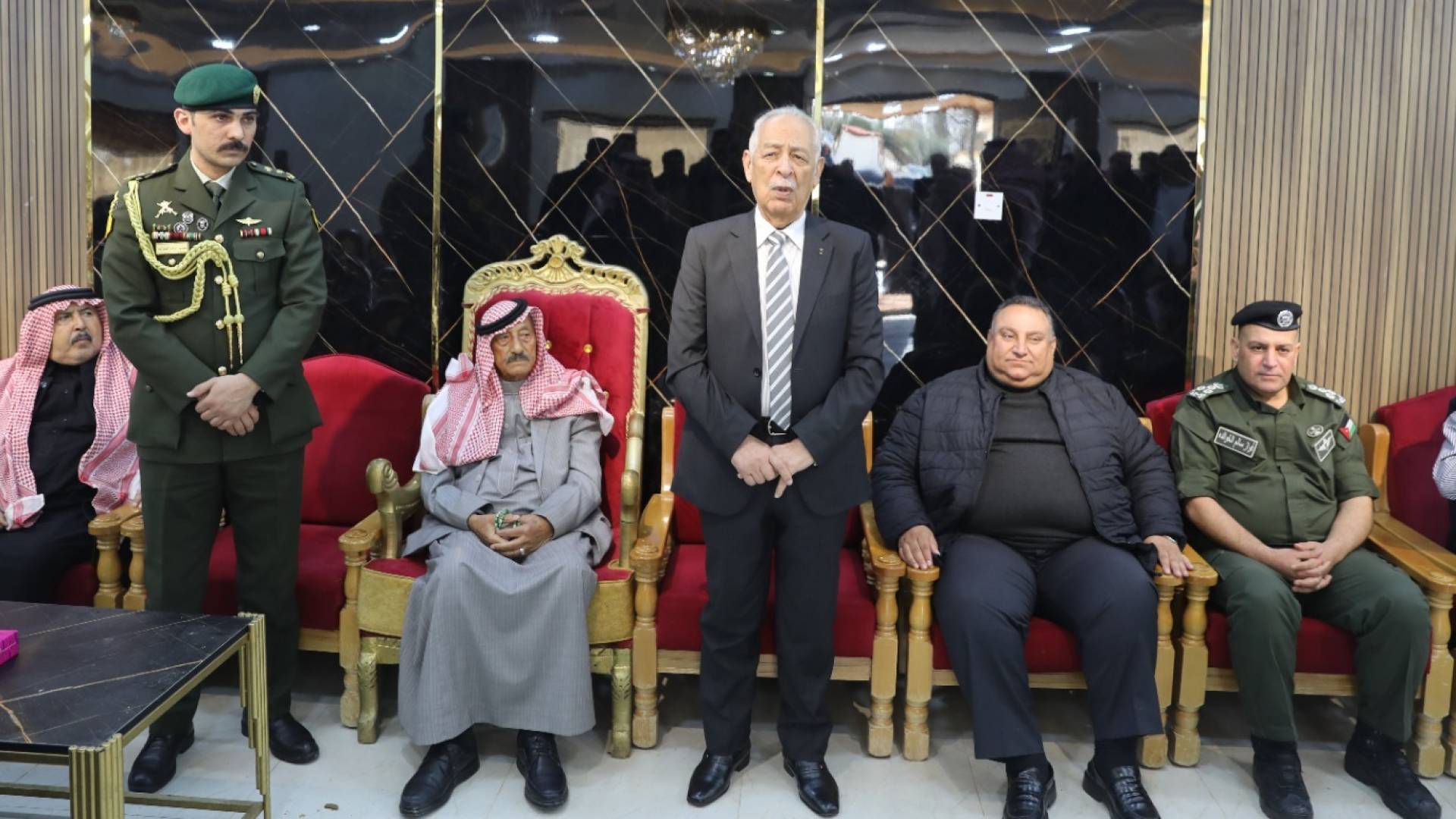 مندوبا عن الملك وولي العهد...العيسوي يعزي عشيرتي الفواز والمطالقة والشقران 