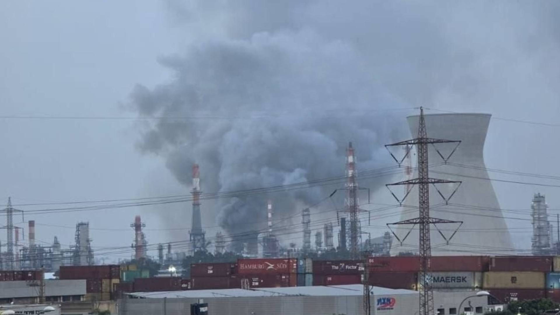 إعلام عبري: إصابة مصافي النفط في حيفا جراء القصف الإيراني - فيديو
