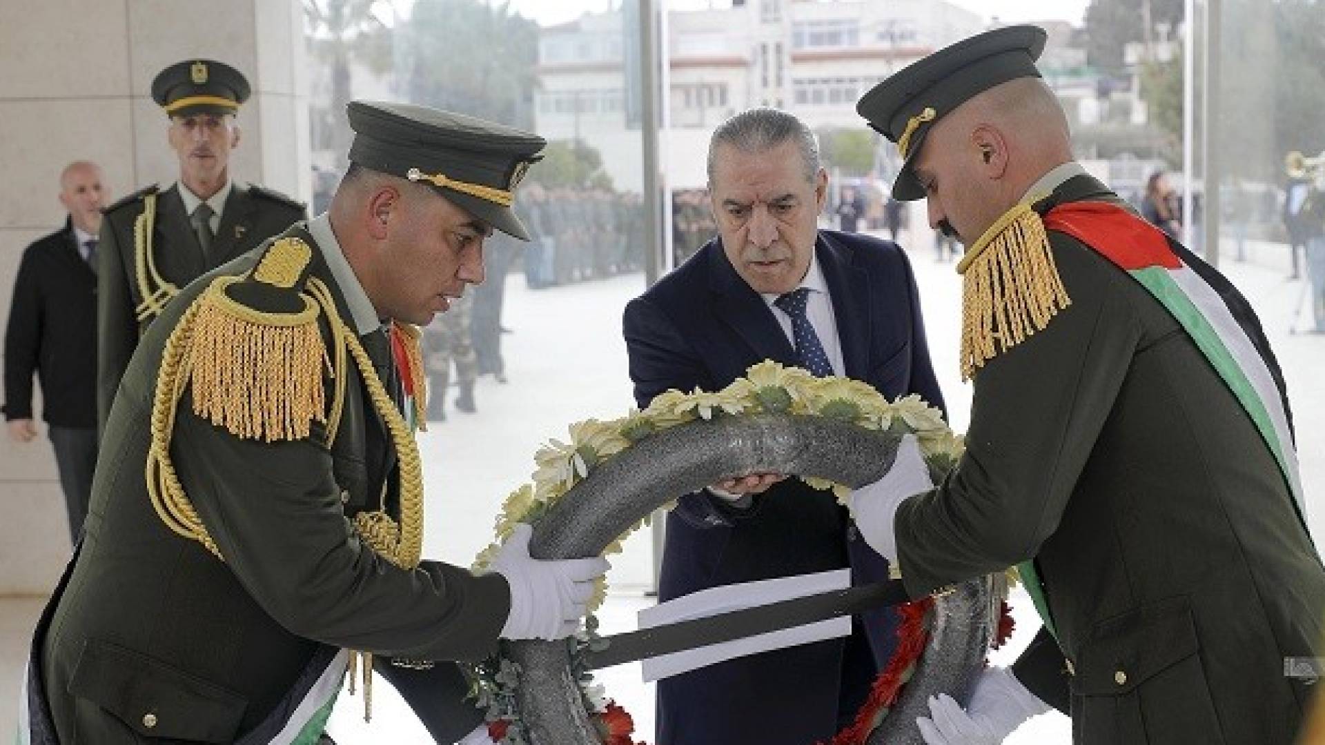 نيابة عن الرئيس الفلسطيني.. الشيخ يضع إكليلا من الزهور على ضريح الراحل ياسر عرفات