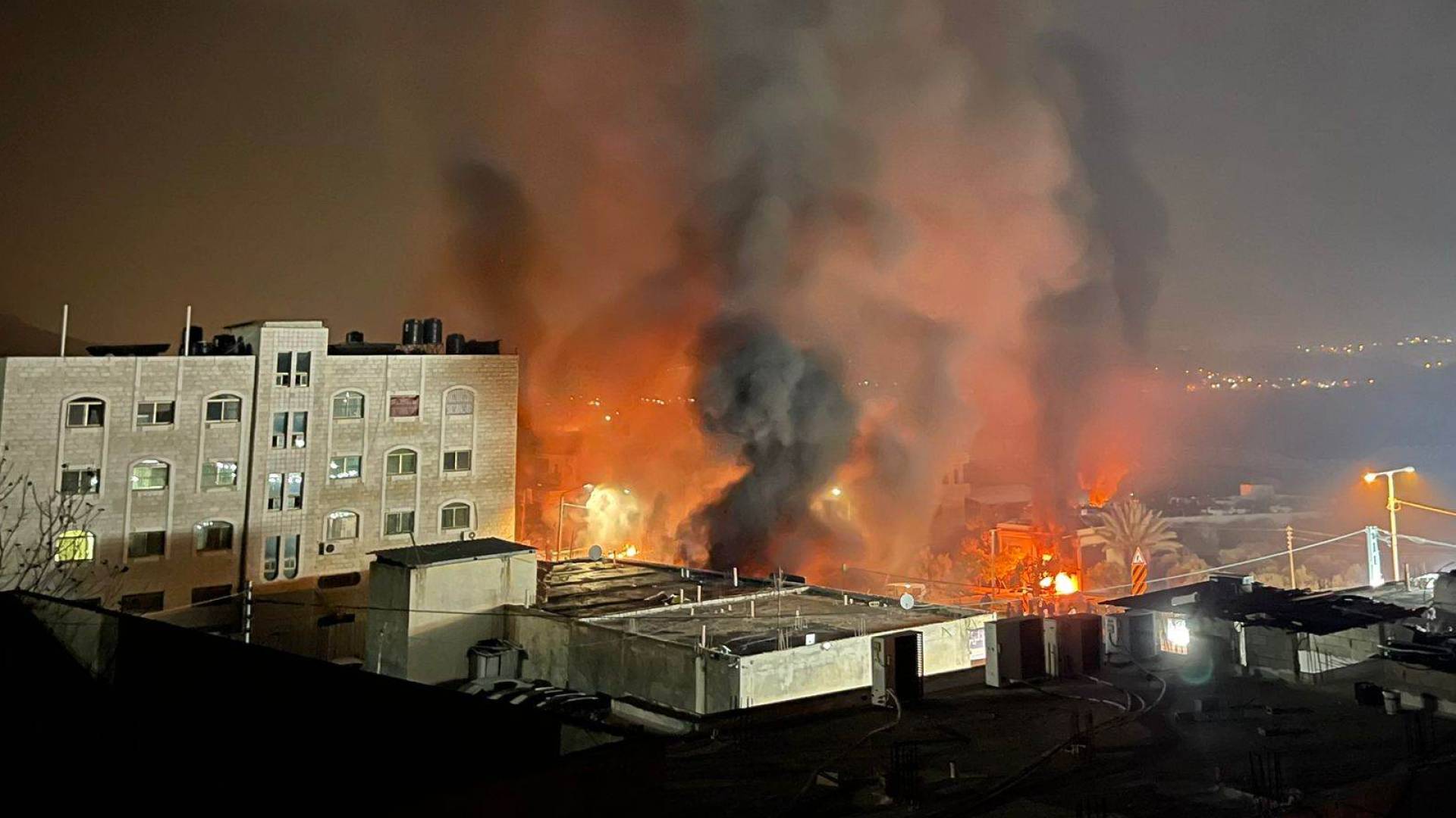 مستوطنون يهاجمون قرية "قريوت" ويضرمون النار في المركبات والمباني - فيديو