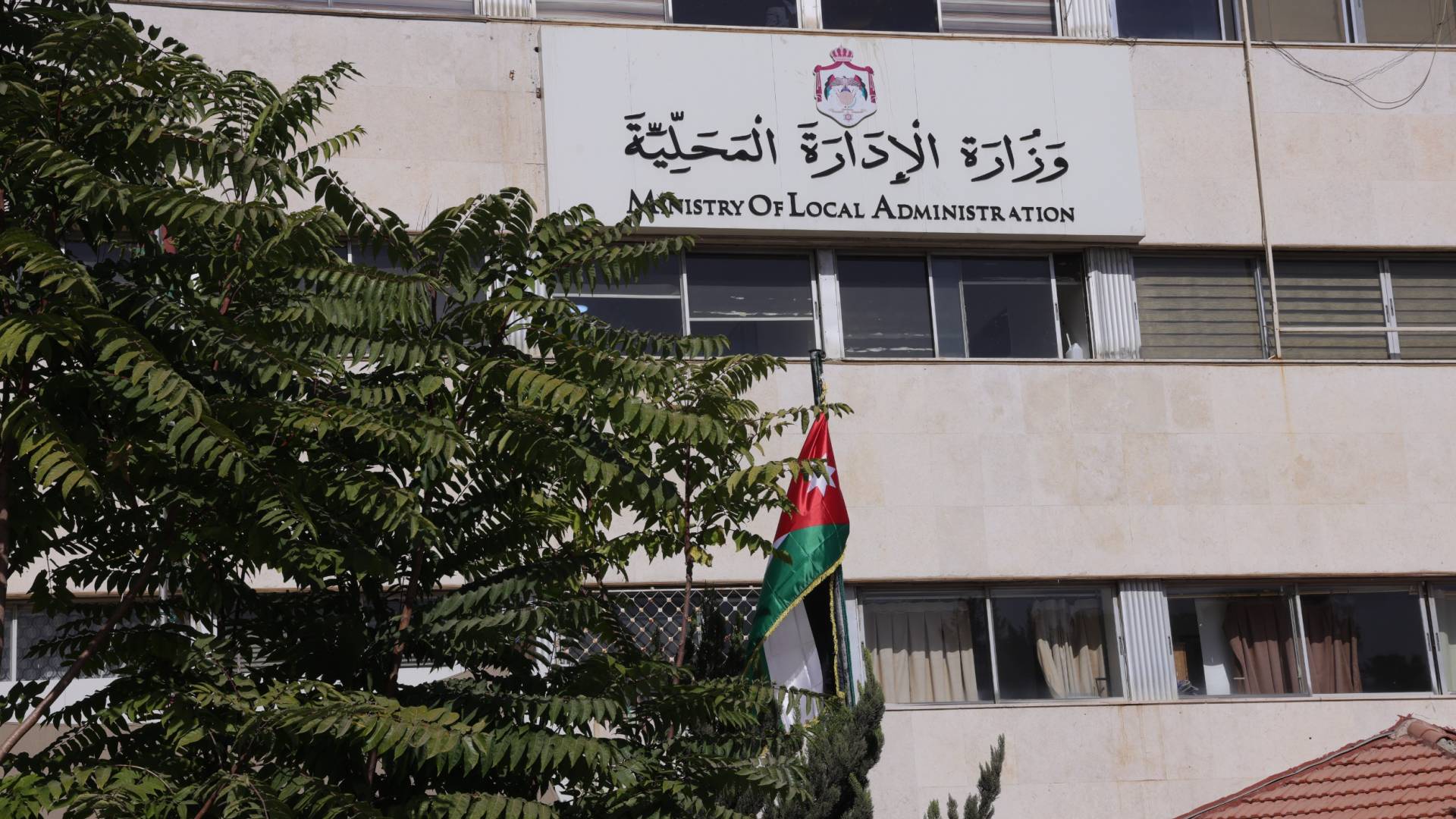 وزير الإدارة المحلية يوعز للبلديات بنشر أرقام الطوارئ ومعالجة بلاغات المواطنين "فوريا"